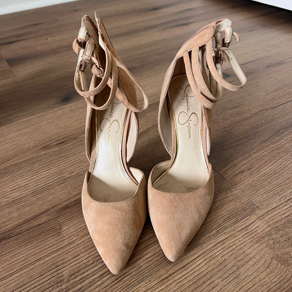 Jessica Simpson close toed heels